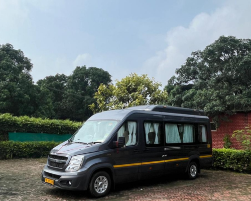 16 Seater Force Urbania Exterior
